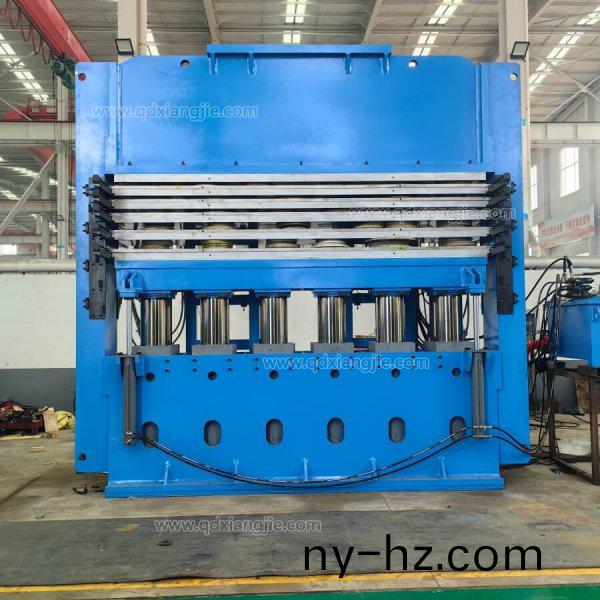 側(cè)(ce)闆(ban)式胎(tai)麵(mian)硫(liu)化機(jī)(ji)（配多層(ceng)自(zi)動推(tui)拉(la)糢）