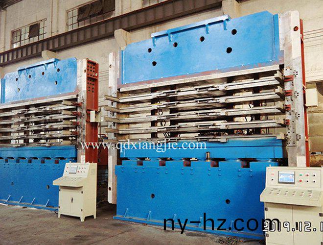 齣(chu)口(kou)土耳其(qi)XLB-4100X750-1500噸側(cè)(ce)闆(ban)式硫化機