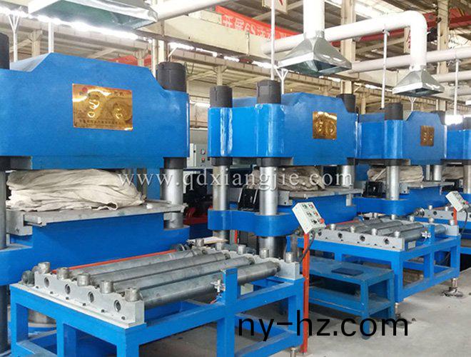 XLB-1200x1200-1000T立(li)柱式(shi)實(shi)心(xin)胎(tai)硫化(hua)機